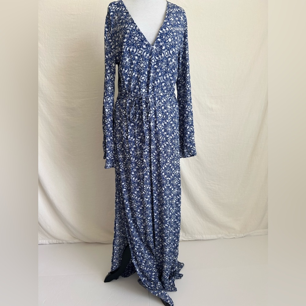 Lulus   Long sleeve dress midi size S 
V neck